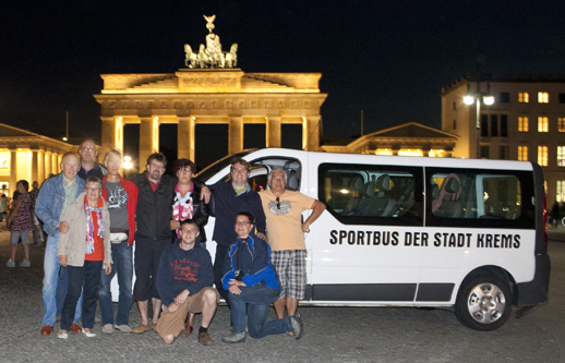 Union Badminton Krems mit Sportbus vor dem Brandenburger Tor